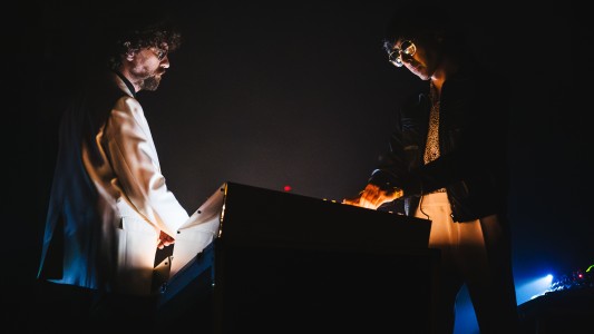 Justice llega a la Argentina: los detalles del innovador espectáculo que trae el dúo francés