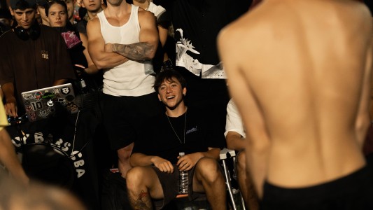 Paulo Londra fue jurado en una competencia de freestyle en la plaza