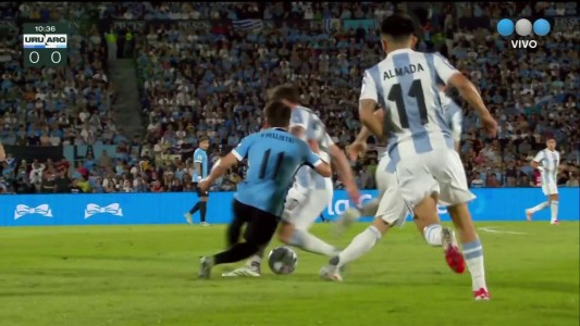 El choque de Facundo Pellistri y Alexis Mac Allister - Uruguay vs. Argentina - Eliminatorias 2026