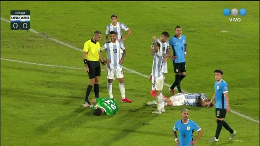 Dibu Martínez y Tagliafico chocaron de manera peligrosa - Uruguay vs. Argentina - Eliminatorias 2026