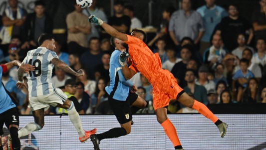 Rochet atajó dos pelotas más y ya es figura - Uruguay vs. Argentina - Eliminatorias 2026