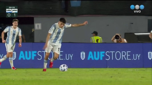 Golazo total de Thiago Almada para el 1 a 0 - Uruguay vs. Argentina - Eliminatorias 2026