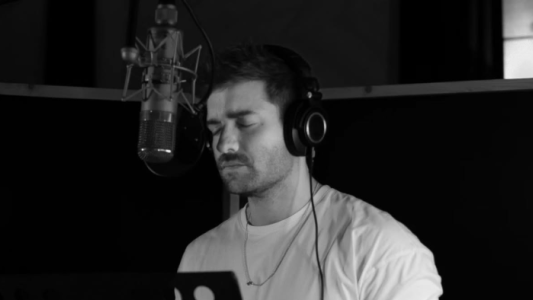 Pablo Alborán lanzó "Clickbait", un tema sobre las ‘fake news’, los prejuicios y la obsesión por los likes