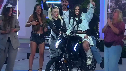 Gabriela sufrió en la trivia pero se llevó la moto y el liderazgo