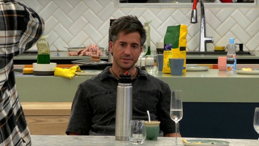 Juan Pablo mantiene la neutralidad entre tangas y gritos