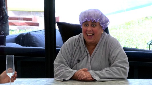 Selva no solo grita cuando habla... ¡también escupe!