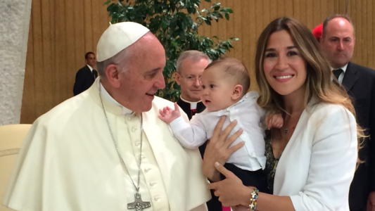 Le pifió al protocolo, charló con Wanda e hizo reír a Maradona: el día que Jimena Barón conoció al Papa Francisco