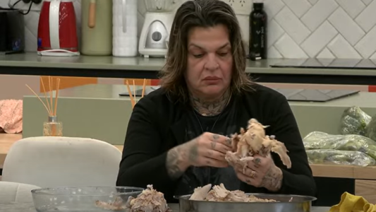 Sandra trozó un pollo con sus manos y con la cabeza a mil por hora