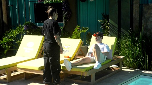 Ventajas y aprietes por la repartija de cigarrillos de los invitados