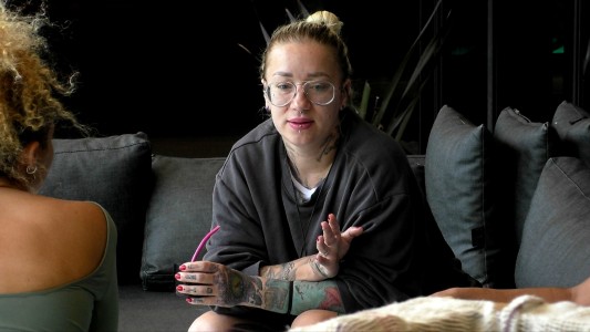 Katia solo quiere un macho tatuado y proveedor