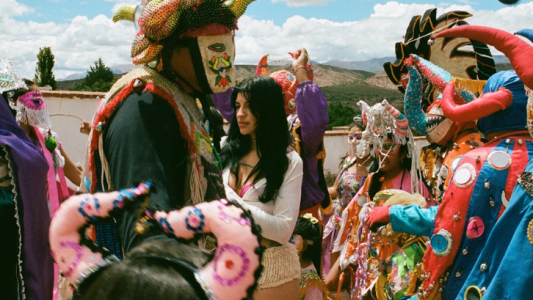 El bolero, la salsa y el reggaetón: todo junto y más en "Latinaje", el nuevo álbum de Cazzu
