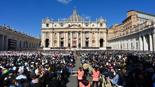 Más de 250 mil fieles llenan la plaza San Pedro para el histórico funeral de Francisco