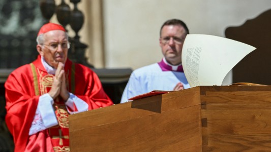“Nadie se salva solo”: el cardenal Re despidió al papa Francisco con una emotiva homilia