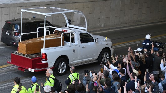 Aplausos en la Plaza de San Pedro para despedir al Papa Francisco