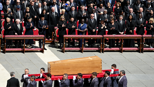 El féretro del Papa Francisco abandonó el Vaticano: el papamóvil lo llevó a la Basílica Santa María La Mayor