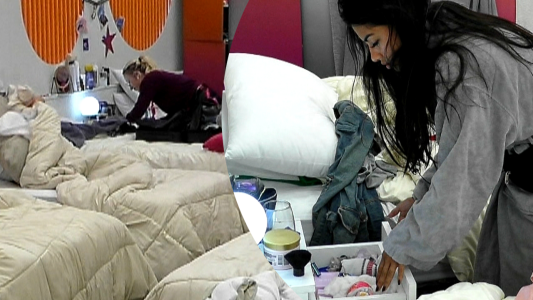 Katia le robó cigarrillos a Luz de su mesita de noche