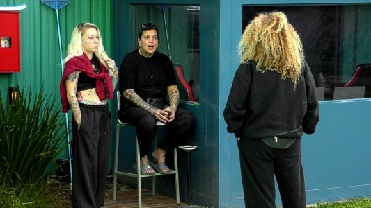 Golosinas y ropa: el "plan canje" de Katia por cigarrillos