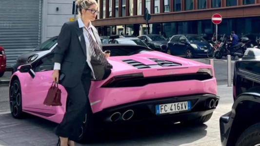 El show debe continuar: Wanda Nara llegó en su Lamborghini rosa a la audiencia de divorcio