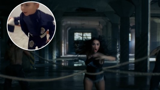 ¡Fanático total! Un niño se las ingenió y recreó un video clip de Lali Espósito