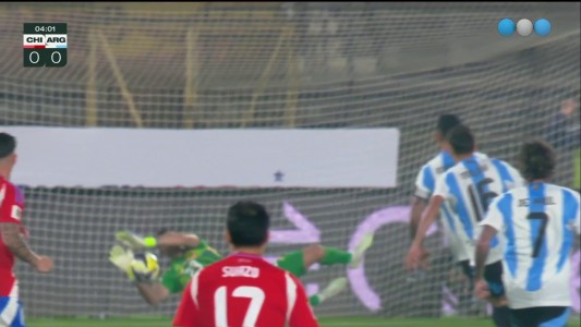 Dibu Martínez salvó un error en el fondo - Chile vs. Argentina - Eliminatorias 2026