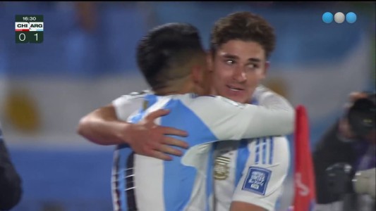 Golazo de Julián Álvarez, pichándola por arriba del arquero para el 1-0 - Chile vs. Argentina - Eliminatorias 2026