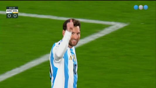 Messi probó de derecha en la primera clara del partido - Argentina vs. Colombia - Eliminatorias 2026