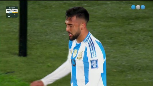 Nico González al palo tras el tiro libre de Messi - Argentina vs. Colombia - Eliminatorias 2026