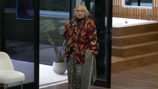 "Falsos de mier..", Selva se levantó a los gritos, enojada y con ganas de pelear