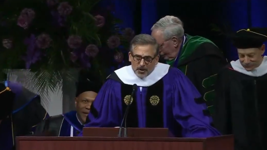 Steve Carell hizo bailar a toda una graduación en una Universidad