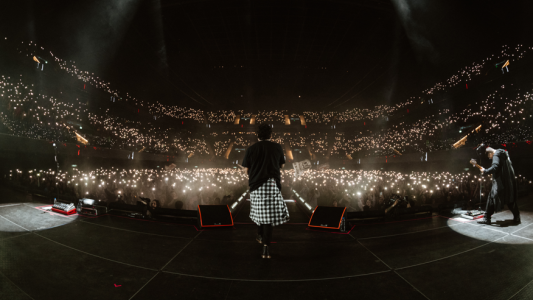 Cruzando el charco despide la era "Esencia" con un mega show a fin de año