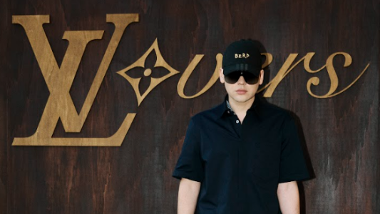 Bizarrap brilló en la Fashion Week de París: cuánto cuesta su look