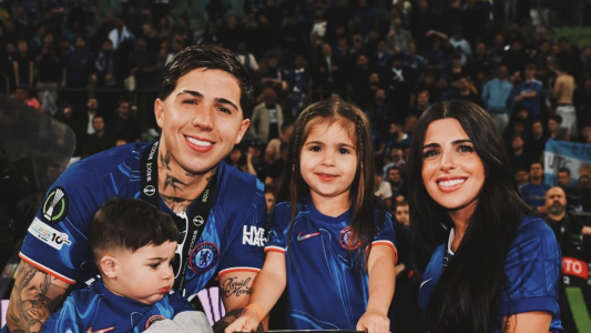 La tierna postal de Valentina Cervantes y su hija alentando a Enzo Fernández