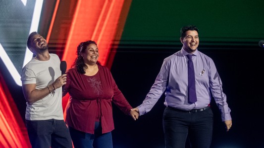 Le reveló a su mamá que canta en el escenario de La Voz Argentina: ¡conocé a Walter Vilches!