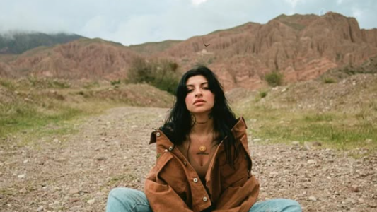 "Sí, de...": la honesta respuesta de Cazzu a una usuaria que consultó sobre sus operaciones