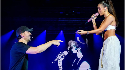 Enrique Iglesias incomodó a Emilia Mernes en el medio de su show en España