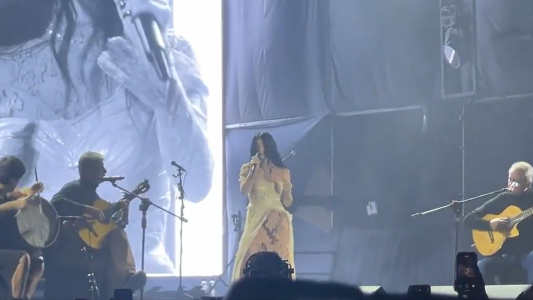 En su visita a Santiago del Estero, Lali interpretó "Zamba para olvidar"