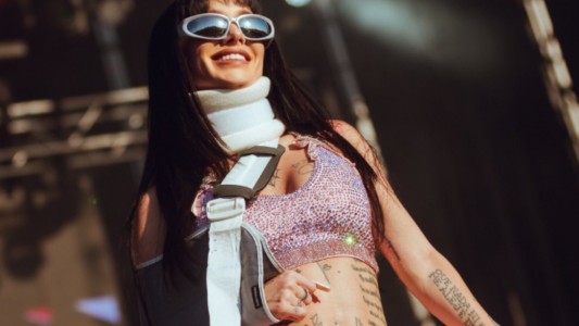 Tras su accidente, La Joaqui cantó en España con cuello ortopédico y mucho flow