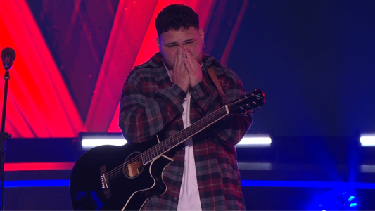 Un participante se cayó en el escenario antes de cantar: "Qué pelot..."