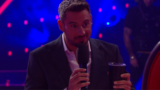 Nico Occhiato inspeccionó los vasos de los coaches de La Voz Argentina 2025
