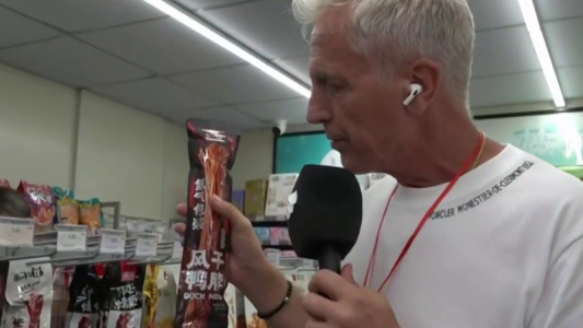 Cuello de pato, pata de gallina e insectos con miel : Marley mostró los curiosos snacks de China