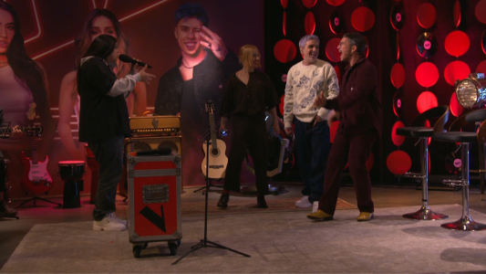 Los Miranda! y Emmanuel Horvilleur cantaron "Radios" con una participante haciendo beatbox