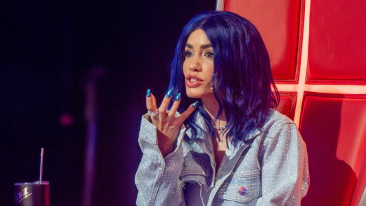 Lali apareció con un look inspirado en Luck Ra y se convirtió en su traductora oficial