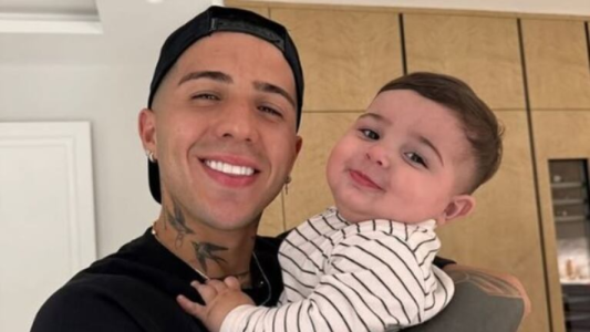 la siesta de enzo fernandez y su bebe