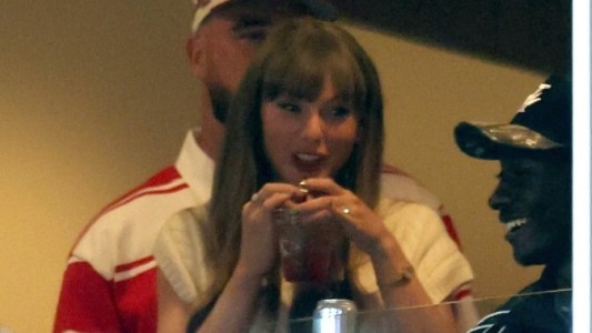 Taylor Swift ostentó su anillo de compromiso con un sutil gesto que se volvió viral
