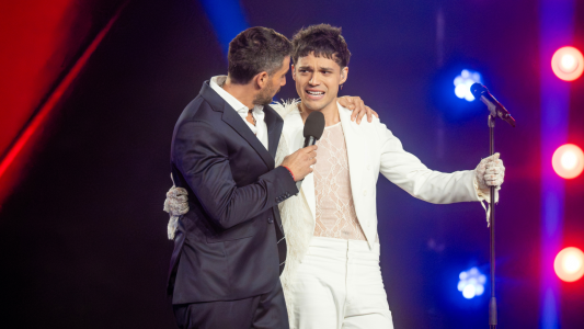 Alan Lez se quebró en llanto tras cantar: "En algún momento todo termina"
