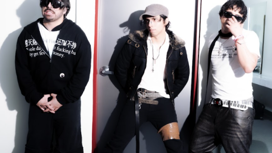 Latin Mafia, el trío de hermanos furor en el mundo que llegará por primera vez a la Argentina