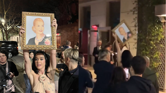La inesperada postal de Katy Perry en Buenos Aires: felicidad por un cuadro de Eva Perón