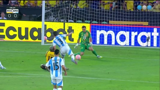Ecuador vs. Argentina: Dibu Martínez le atajó un mano a mano a Valencia
