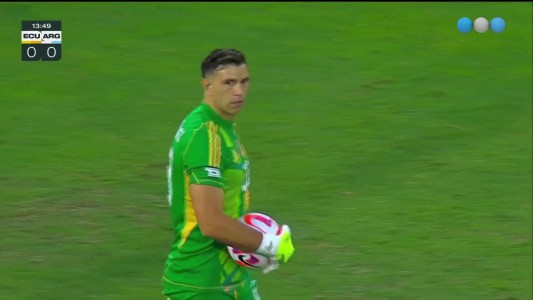 Ecuador vs. Argentina: Dibu Martínez y una atajada impresionante contra Angulo