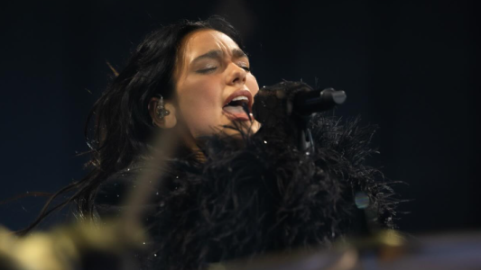 Dua Lipa homenajeó a Aerosmith y brilló al ritmo de “I Don’t Want To Miss A Thing”